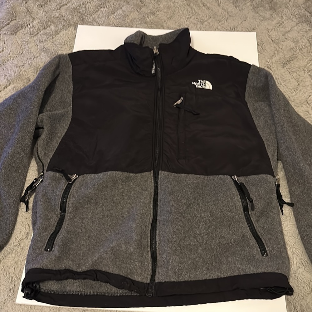 I am selling a Men’s/ Women’s unisex North face jacket - Picture 4 of 6